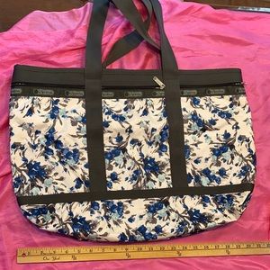 Lovely LeSportsac tote bag